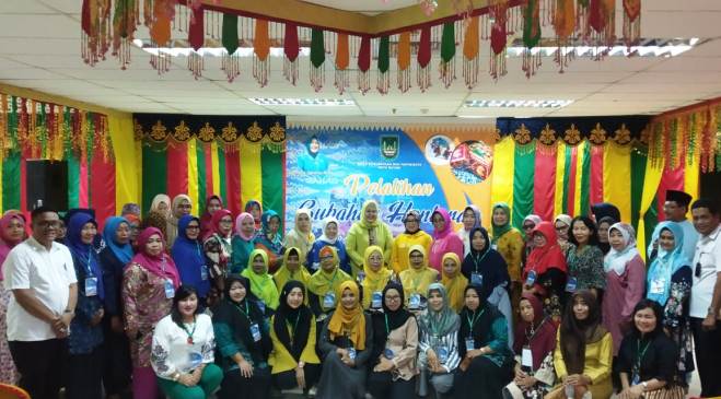 50 Ibu PKK se Batam Latihan Pembuatan Gubahan Hantaran dari Disbudpar Kota Batam