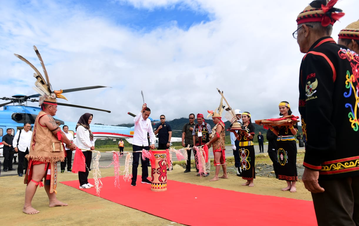 Presiden Jokowi Dianugerahi Gelar Adat Dayak Lundayeh Kaltara