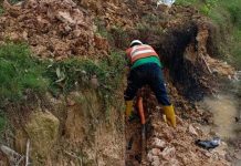 Tim bright PLN Batam Gerak Cepat Perbaiki Kabel Bawah Tanah Terbakar dekat SPBU Kabel tanah bright PLN Batam Terbakar