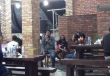 Seniman Musik Tanjung Uban Tunjukkan Cara Mengamen yang Menghibur ke Pengunjung Ngamen di Tanjung uban