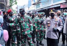 Pantau Prokes Covid-19, Panglima TNI dan Kapolri Bagikan Masker di Pasar Tanah Abang Panglima TNI