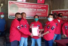 Rudi Purba Serahkan SK Kepada Hendri Parhehean Ketua PAC PBB Srikuala Lobam Pemuda Batak Bintan Tanjunguban