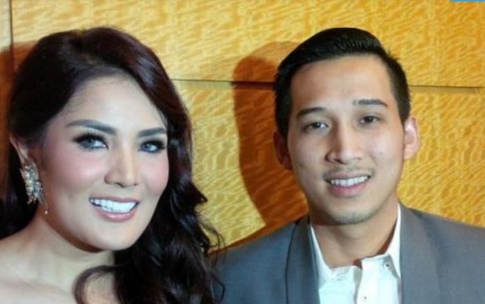 Penyanyi Nindy Ayunda bersama Askara