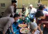 Berbagi Paket Makanan Usai Jumatan, Personil Polresta Barelang Berharap Covid19 Cepat Berakhir Personil Polresta Barelang bagi Paket Makanan