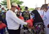 Bupati Bersama Praja IPDN Baksos Bersihkan Coastal Area dan Bagi Masker Serta Sembako Praja IPDN dan Bupati Karimun