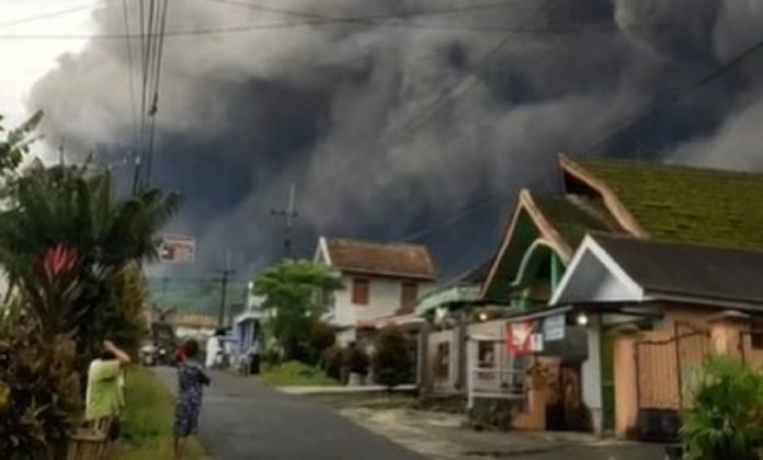 Gunung Semeru Meletus 2021