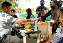 Jurnalis Karimun Bagikan Ratusan Masker Handsanitizer serta Vitamin ke Pengunjung Pantai Ketam Jurnalis Karimun