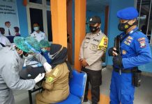 Polres Lingga Kawal Ketat Pendistribusian Vaksin Covid-19 ke Puskesmas Tajur Biru dan Senayang Puskesmas Lingga