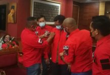 Ketua DPRD Kota Batam Nuryanto Terima Penyematan Uniform Pemuda Batak Bersatu Pemuda Batak Bersatu Audiensi Ketua DPRD Batam