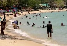 Libur Akhir Pekan, Pantai Pelawan di Desa Pangke Meral Dipadati Pengunjung Suasana Pantai Meral Karimun