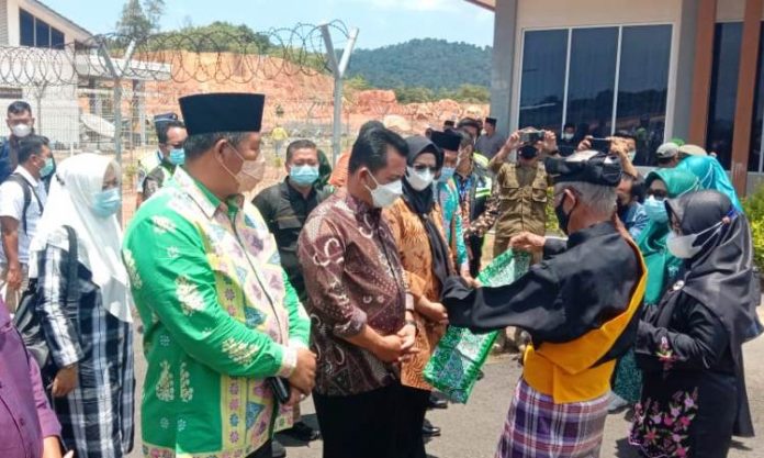 Ansar Dikalungkan Kain Cual