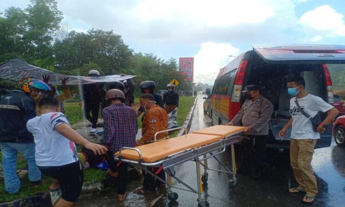 Gerak Cepat, Personil Polsek KKP Bantu 2 Pengendara Alami Kecelakaan di Simpang KDA (1)