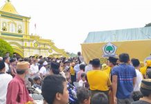 Jumat Barokah, Golkar Kepri Bagikan 1000 Paket Sajadah dan Sarung di Sumenep Madura