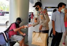 Peduli Sesama, Polsek KKP Batam Bagikan 100 Bungkus Menu Buka Puasa