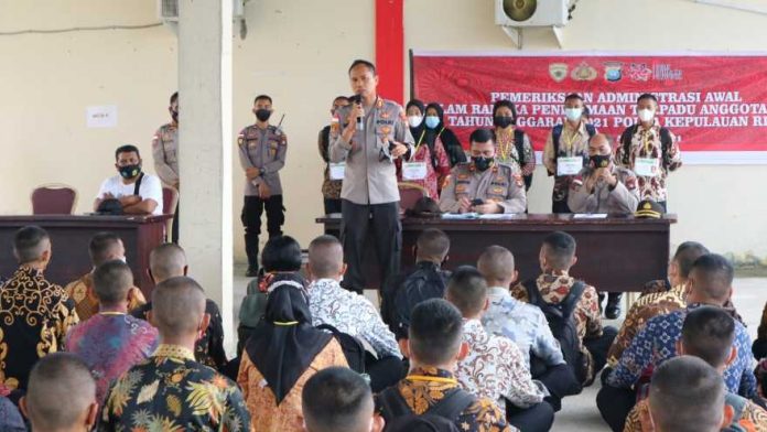 Kapolres Bintan AKBP Bambang Sugihartono dan Siswa Polri