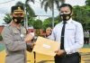 “Razia Perut Lapar” Bripka Zulhamsyah Berbuah Penghargaan dari Kapolres Tanjungpinang Kapolres Tanjungpinang dan Bripka Zulhamsyah