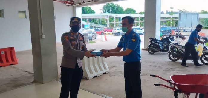 Kapolsek KKP Batam Bagi Takjil