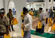 Golkar Kepri Bagikan Paket Sarung dan Sajadah di Masjid Ibnu Salim Ranai Natuna
