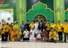Milenial Golkar Kepri Bagi Paket Sajadah dan Sarung di Masjid Mukhtarul Arifin Batuaji Milenial Golkar Kepri bagi Sajadah