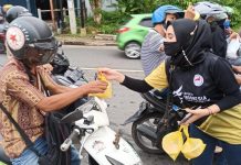 Pengcab ESI Tanjungpinang Berbagi Takjil Buka Puasa di Lampu Merah Batu Enam