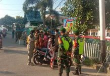 Satpol-PP dan TNI AD Razia Masker dan Bagi Takjil di Jalan Imam Bonjol Tarempa Razia Masker Satpol PP