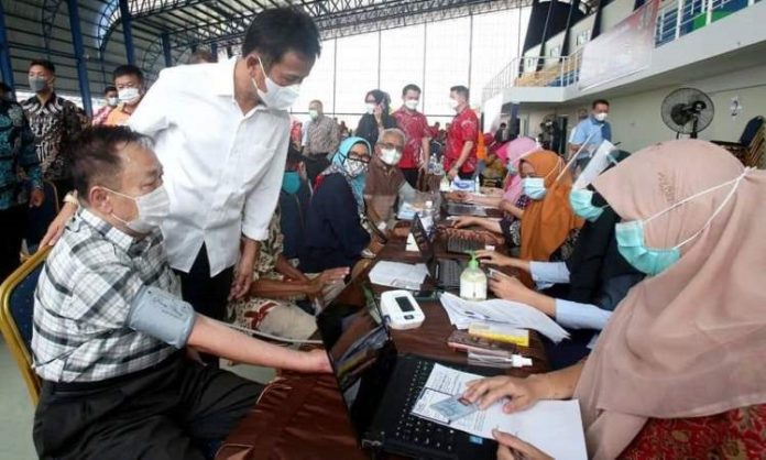 Rudi Tinjau Pemberian Vaksin ke Lansia