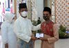 Walikota Batam Serahkan 1000 Santunan Anak Yatim di Masjid Sultan Mahmud Riayat Syah