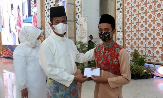 Rudi dan Istri Serahkan Bantuan Anak Yatim di Masjid Sultan Mahmud Riayat Syah