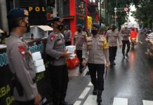 Berkah Ramadhan, Satbrimob Polda Metro Jaya Bagi-Bagi Takjil Berbuka ke Pengendara Satbrimob Polda Metro Jaya Bagi-Bagi Takjil Berbuka ke Pengendara