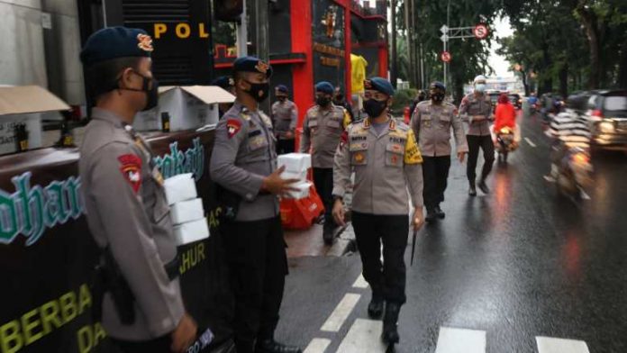 Satbrimob Polda Metro Jaya Bagi-Bagi Takjil Berbuka ke Pengendara