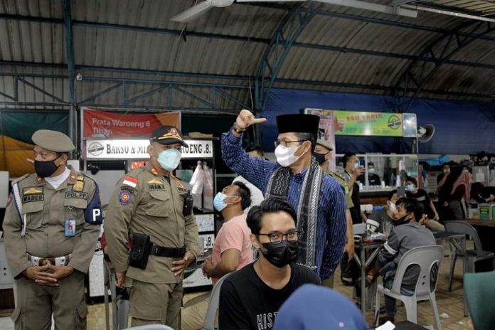 Wakil Walikota Batam Amsakar Achmad Tinjau Prokes di Pujasera Tiban Wakil Walikota Batam Amsakar Achmad Tinjau Prokes di Pujasera Tiban