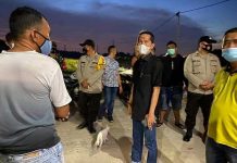 Tinjau 54 Rumah di Tanjungriau Batam Diterjang Angin Puting Beliung Amsakar Achmad Tinjau Puting Beliung di Tanjungriau