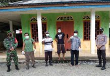 Jelang Sholat Idul Fitri, Anggota TNI dan Polri Semprot Disinfektan Surau dan Masjid di Lingga Disinfektan Surau Lingga