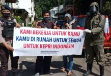 Zona Merah, Gegana SatBrimob Polda Kepri Gelar Penyemprotan Disinfektan di Perumahan Sakura Garden Gegana SatBrimob Polda Kepri