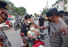 Kapolda Kepri Turun ke Jalan Pantau Kamtibmas dan Bagi Masker di Pasar Botania I Kapolda Kepri Bagi Masker