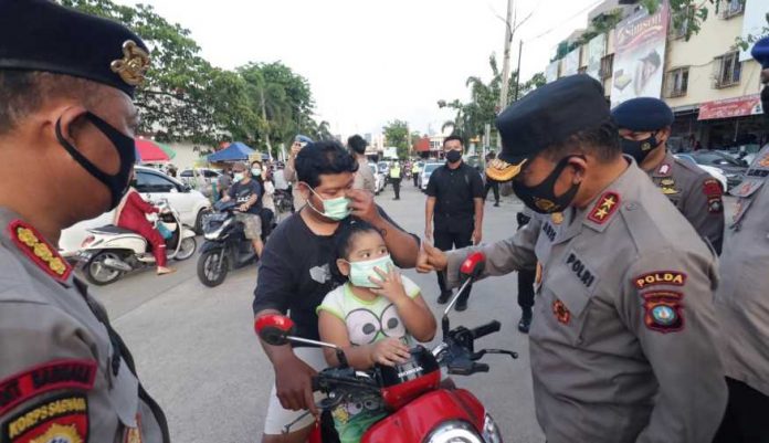 Kapolda Kepri Bagi Masker
