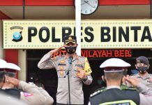 Kapolres Bintan AKBP Sugihartono Beri Piagam Penghargaan ke Personil yang Berdedikasi Tinggi