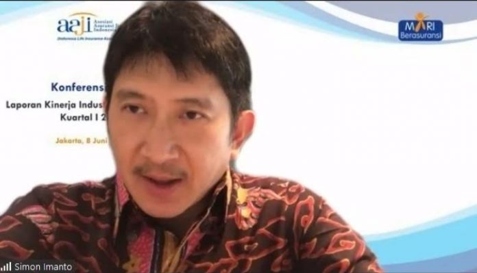 Ketua Bidang Keuangan Pajak dan Investasi AAJI Simon Imanto