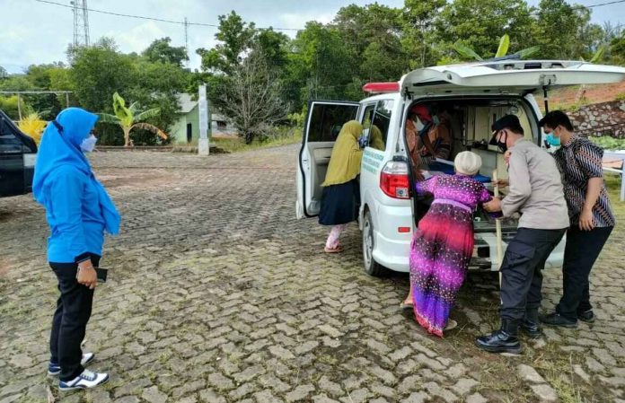 Polsek Bintan Timur Antar Jemput Warga Yang Memiliki Kendala Dalam Vaksinasi