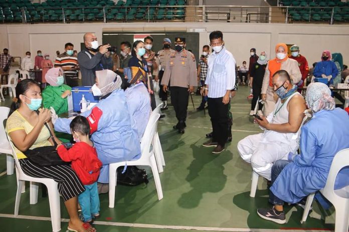 Wako Rudi Targetkan 70 Persen Warga Batam Sudah Vaksinasi Wako Rudi Targetkan 70 Persen Warga Batam Sudah Vaksinasi