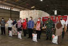Luncurkan Bantuan Beras, Gubernur Minta Segera Didistribusikan ke 81.071 Keluarga Gubernur H. Ansar Ahmad secara resmi meluncurkan penyaluran Bantuan Beras PPKM Darurat 2021 di Wilayah Kepri