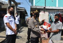 Kapolres Tanjungpinang AKBP Fernando Door to Door Bagikan Sembako ke Masyarakat