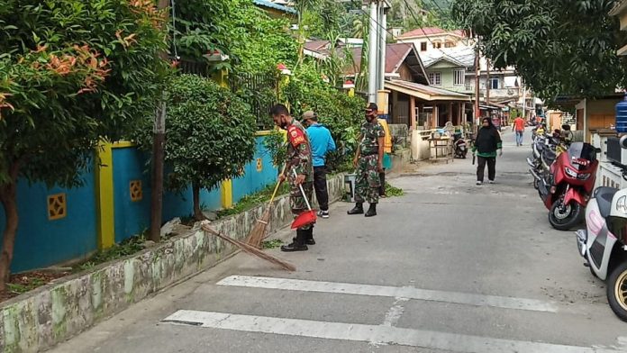 Kelurahan Tarempa Bersama Koramil 02 Tarempa dan KJK Serbu Jalan Raden Saleh Lanksanakan Saber