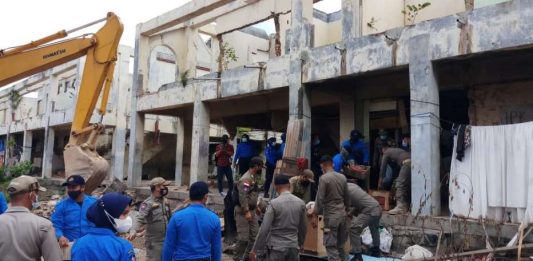 Ricuh Ketika Seorang Penghuni Meninggal Saat Penggusuran di Pasar Induk Jodoh