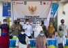 Wakapolresta Barelang Dampingi Forkopimda Bagikan Bansos PPKM Level 4 di Sei Beduk Wakapolresta bagi sembako PPKM Sei Beduk