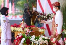 Kenakan Pakaian Adat Pepadun dari Lampung, Presiden RI Joko Widodo Pimpin Upacara HUT RI ke 76 Tahun 2021 Presiden RI Joko Widodo Pimpin Upacara HUT RI ke 76 Tahun 2021