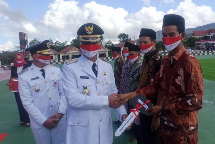 Bupati Natuna Wan Siswandi Serahkan Bantuan Mesin Pertanian