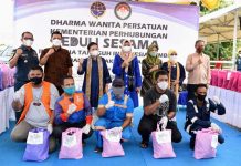 Gubernur Ansar Hadiri Pembagian Sembako DWP Kemenhub, Tali Kasih Ringankan Beban Pekerja di Pelabuhan Gubernur Ansar Hadiri Pembagian Sembako DWP Kemenhub