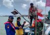 Sambut HUT RI Ke 76, Satpolairud Bagikan Bendera Dan Paket Sembako, Tumbuhkembangkan Nasionalisme Para Nelayan