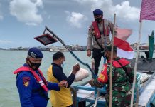 Sambut HUT RI Ke 76, Satpolairud Bagikan Bendera Dan Paket Sembako, Tumbuhkembangkan Nasionalisme Para Nelayan